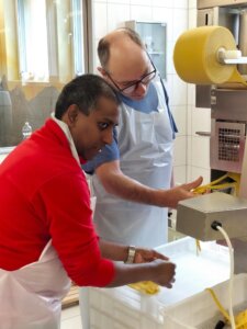 Die vorbereitete Füllungsmasse wird nun maschinelle in die Ravioli gefüllt